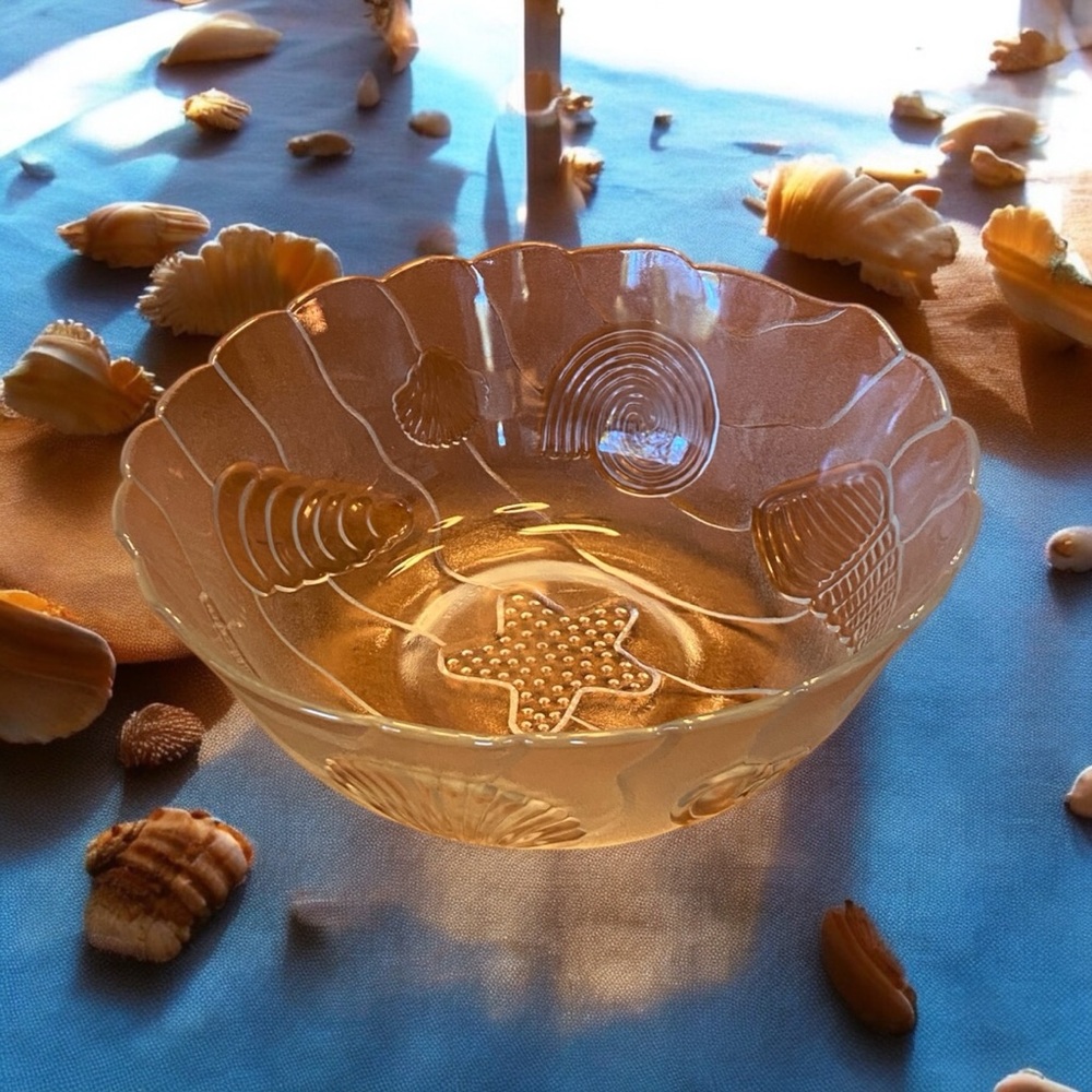 Beautiful glass seashell bowl. EUC